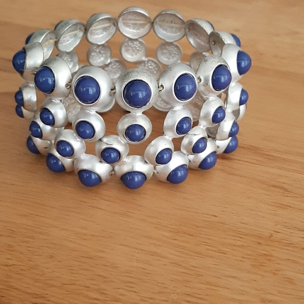 Fun stretchy silver toned bracelet with blue stones